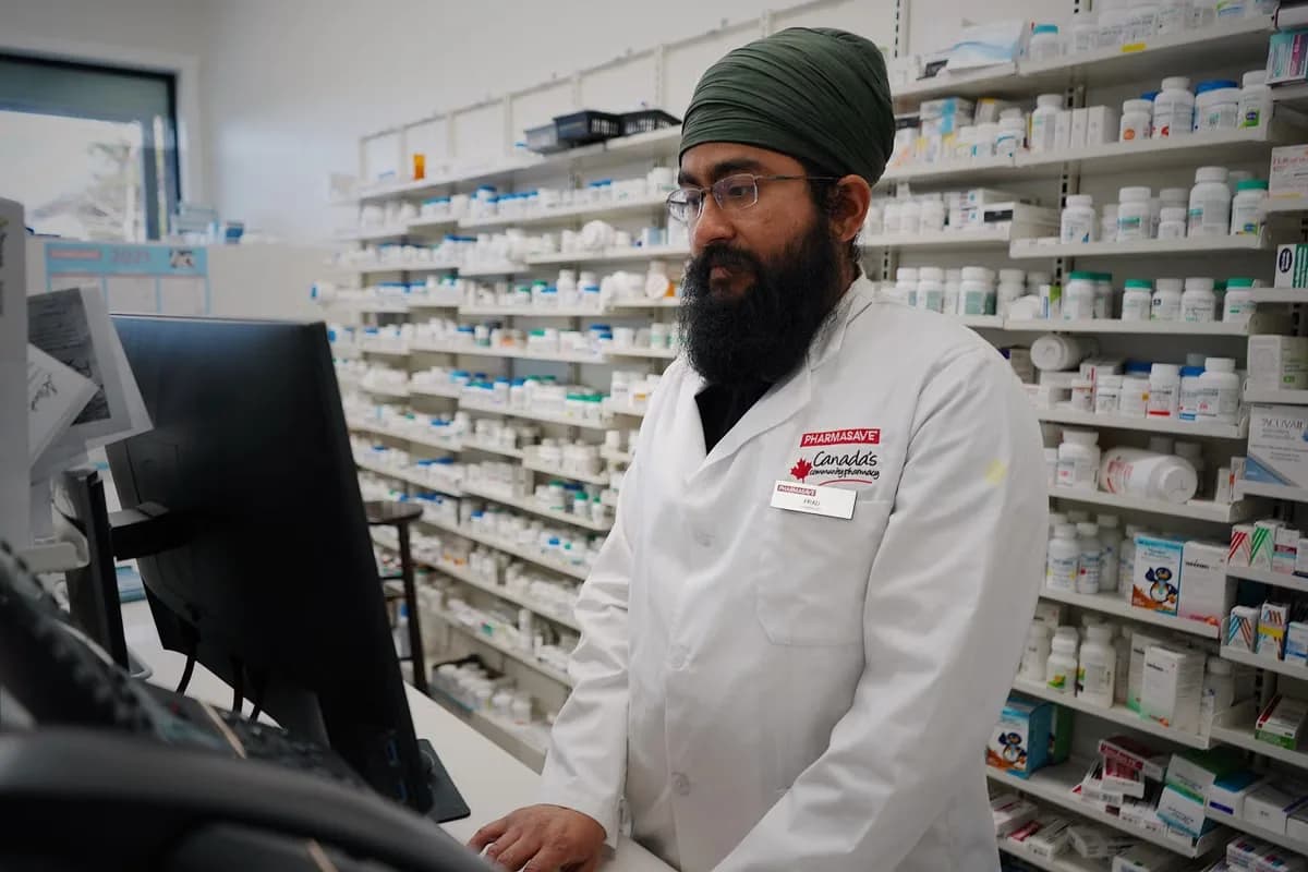 Apoteker di konter dengan informasi kemasan obat
